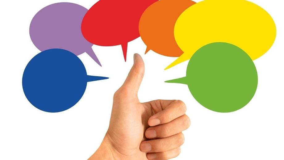 Opgestoken duim naar 6 verschillend gekleurde tekstballonnen.