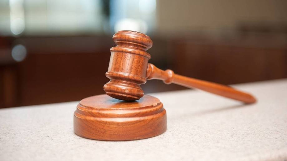 Hamer die de rechter gebruikt.