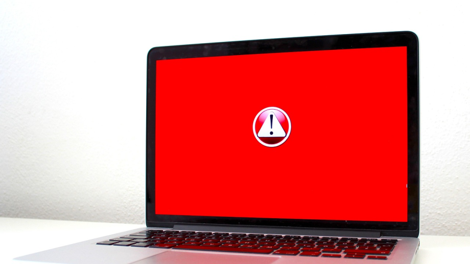 Latop met een rood scherm met een foutmelding.