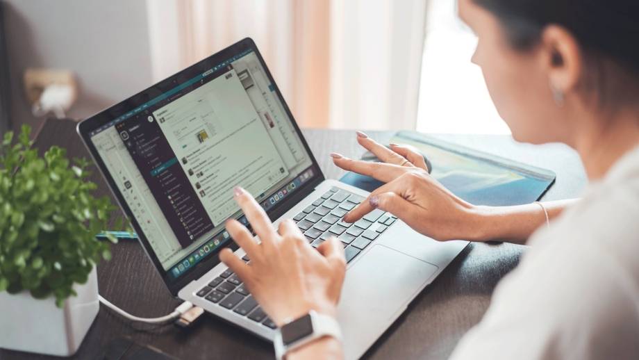 Online iets regelen met een laptop.