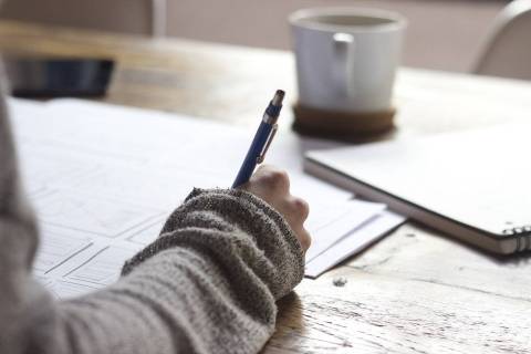vrouw leest informatie