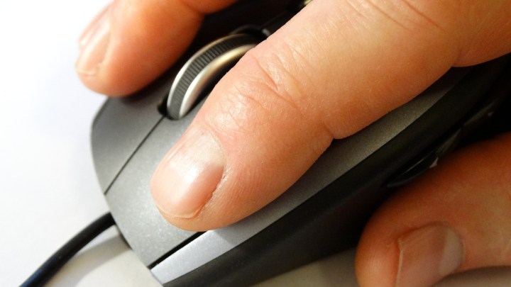 Hand bedient computermuis.